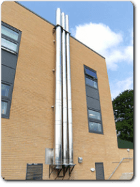 canne fumarie installate sulla facciata di un edificio