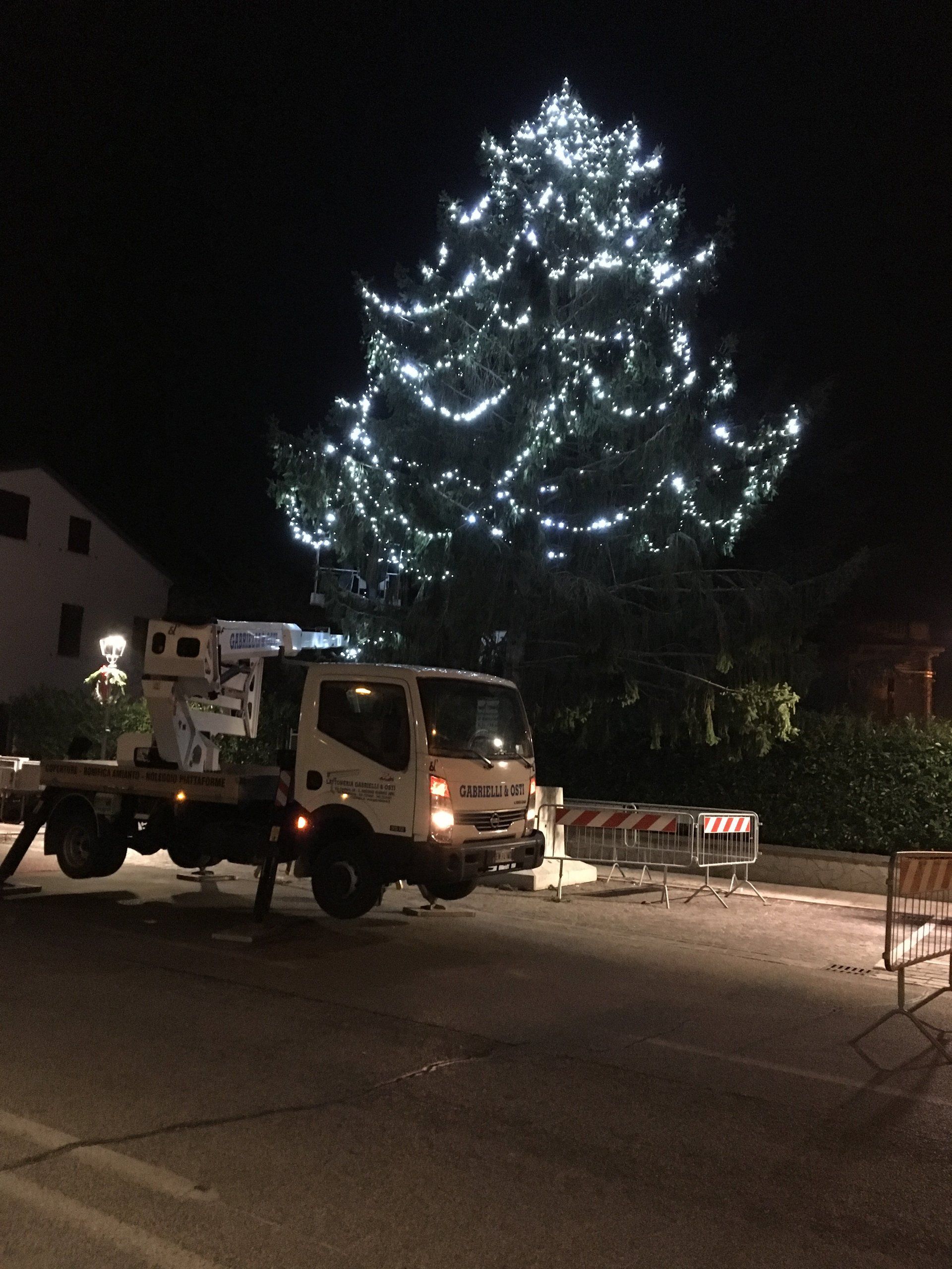 Piattaforma aerea con patente B altezza 21 mt portata 80-200kg