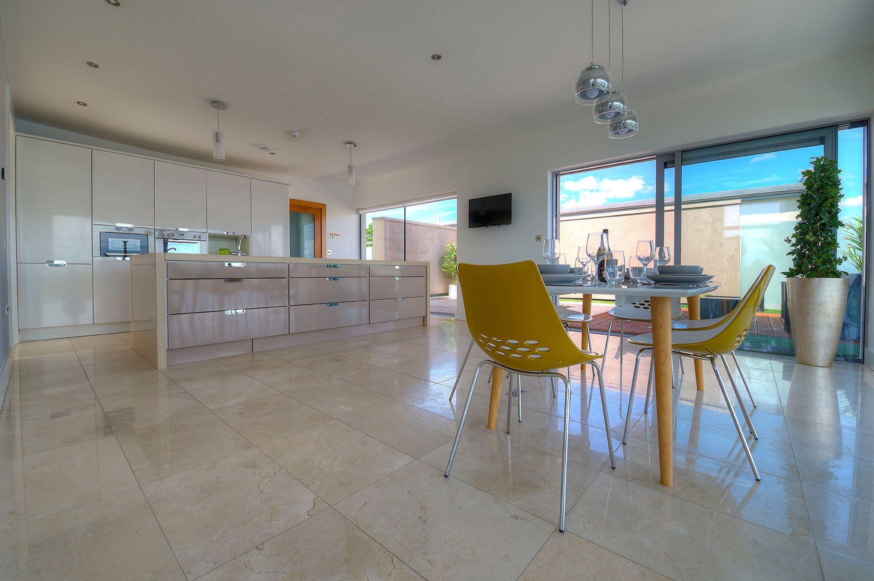 Tur An Tsaile Apartments - Dining Table