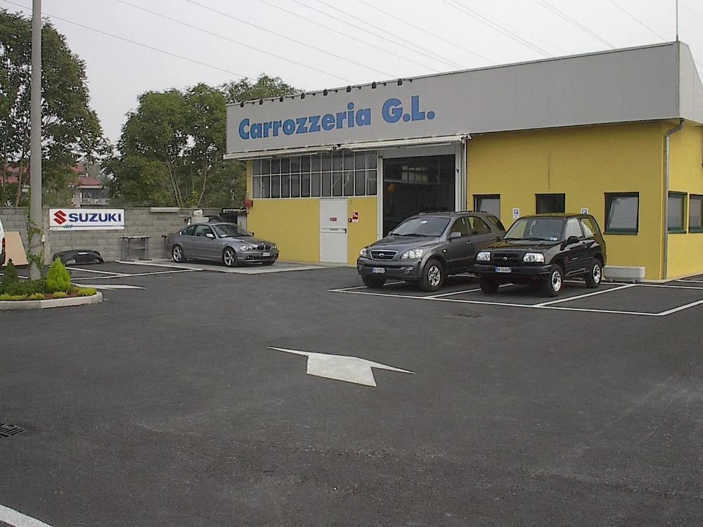 Un'officina di carrozzeria gialla (