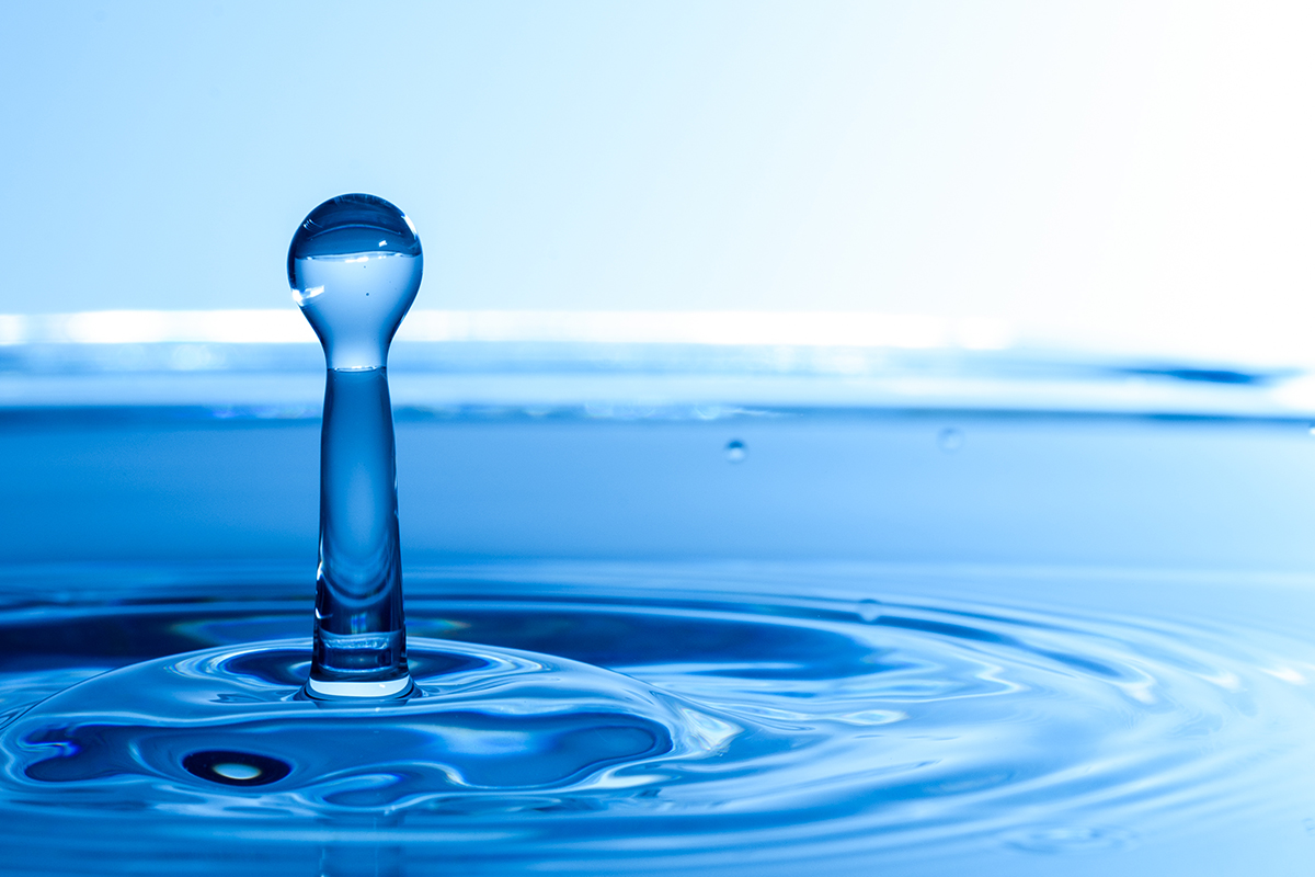 Une goutte d'eau tombe dans une mare d'eau
