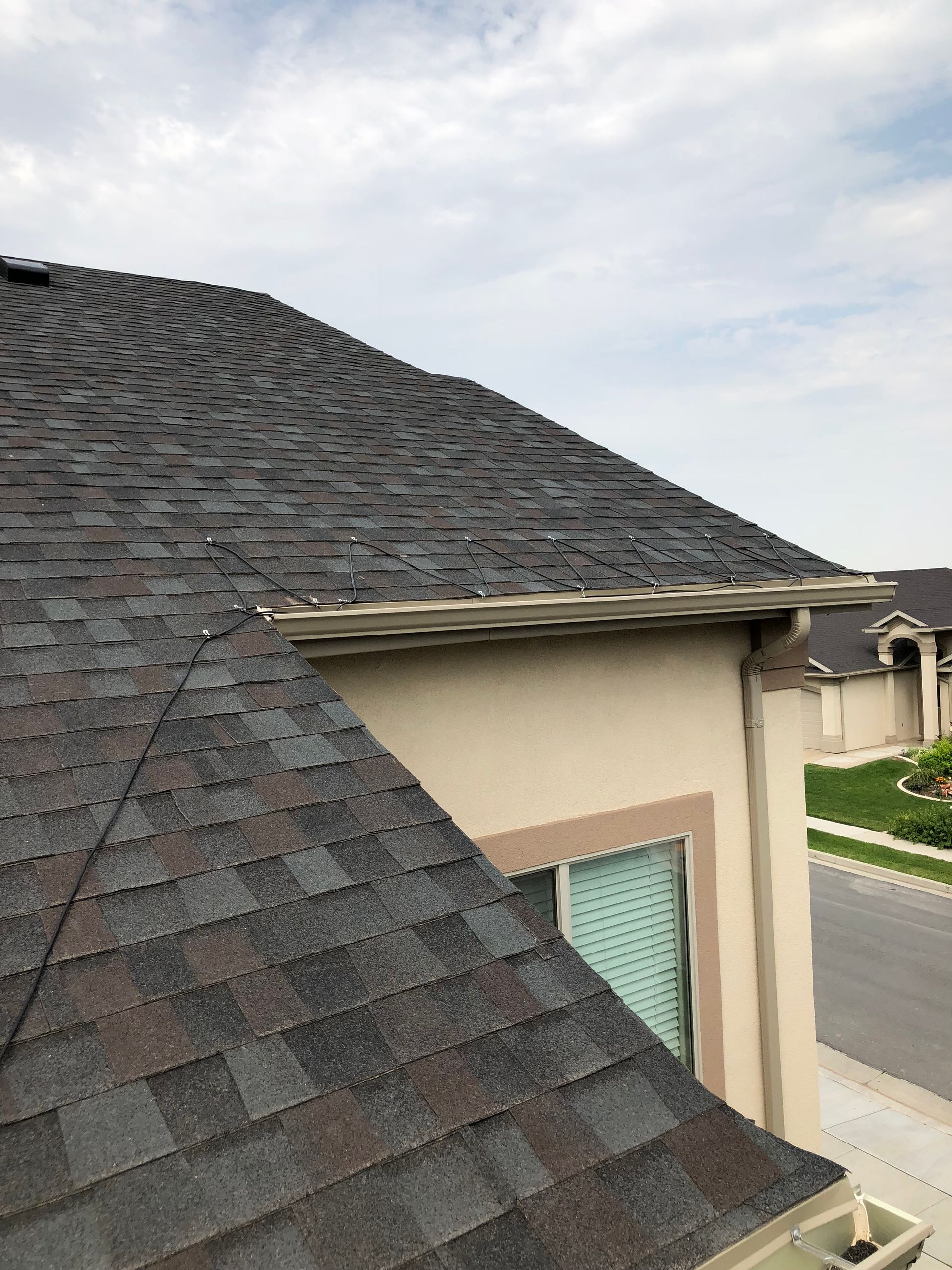 A roof of a house with a gutter on the side of it.