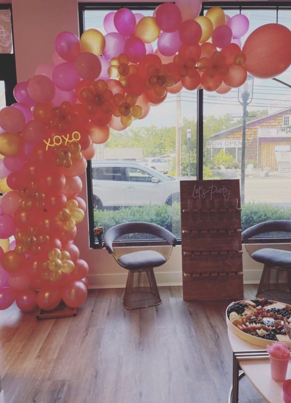 A room with balloons and a sign that says xoxo