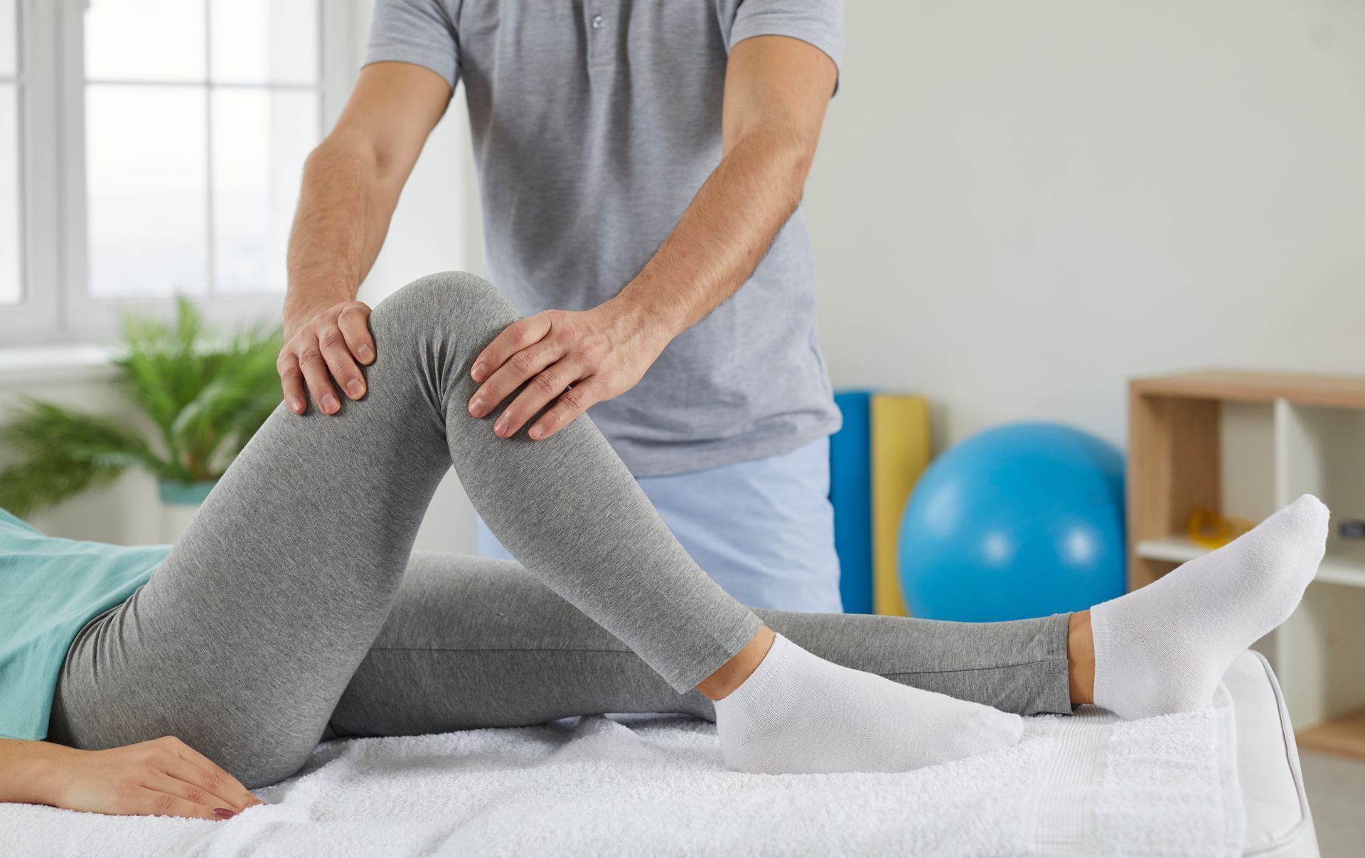 physiotherapist checking a female patient's knee