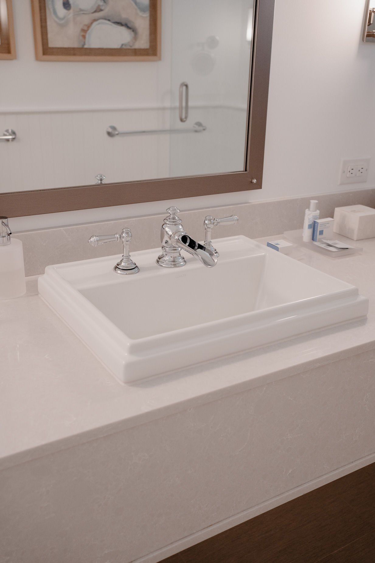 A bathroom with a sink and a mirror