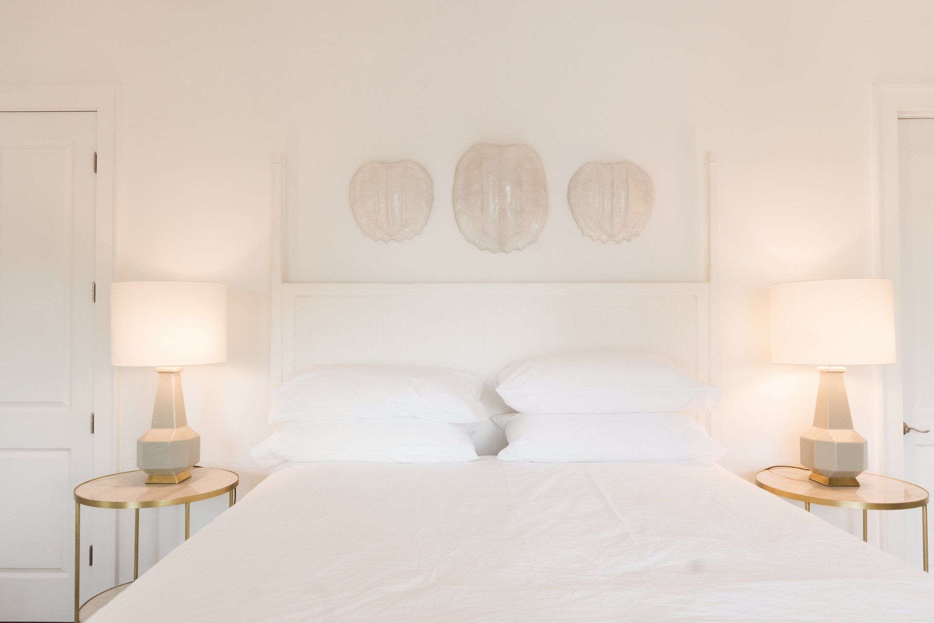 A hotel room with a bed and two lamps