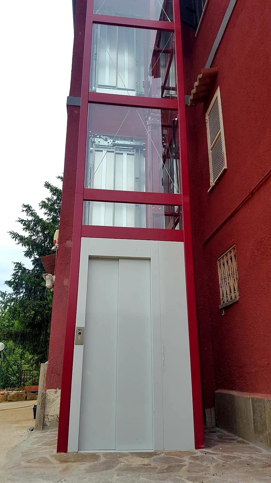 Ascensore con interni rifiniti in legno