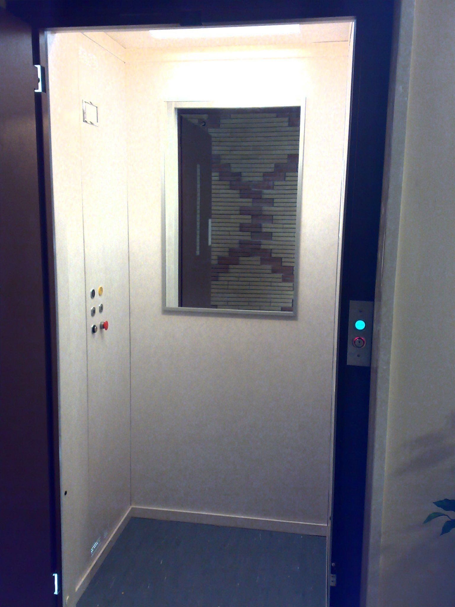 Ascensore con finiture in alluminio