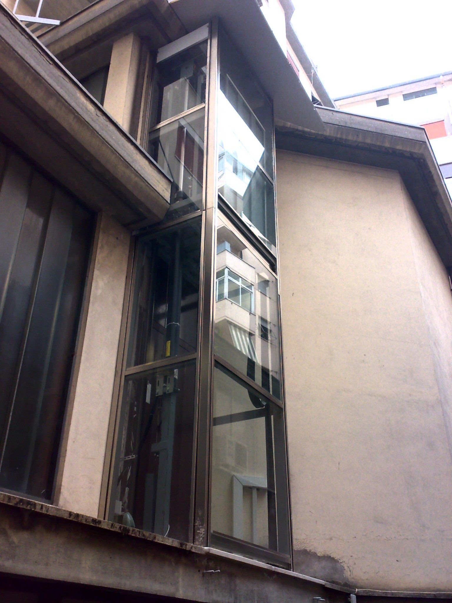 Ascensore con rivestimento in laminato