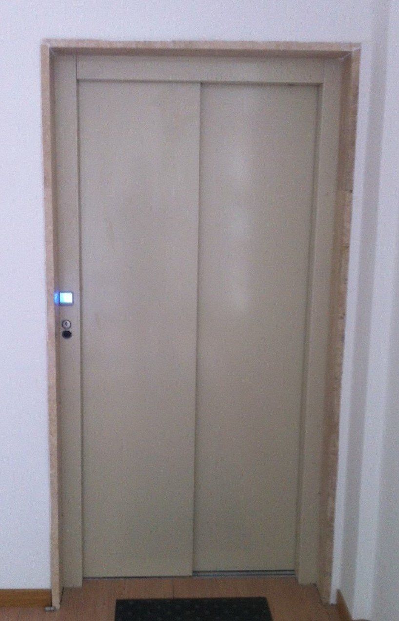 porta grigia per ascensore