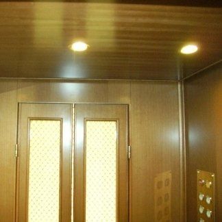 Ascensore con interni rifiniti in legno