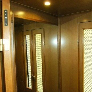 Ascensore rivestito di pannelli in legno