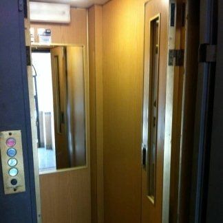 Ascensore con rivestimento in laminato