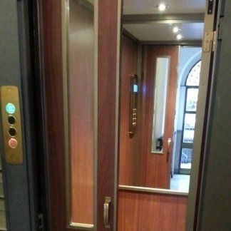 Ascensore con finiture in alluminio