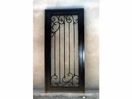 Ventana de seguridad de metal negro con barras verticales y motivos decorativos en espiral.