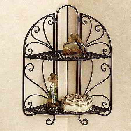 Estante esquinero de metal negro para objetos decorativos, montado en la pared.