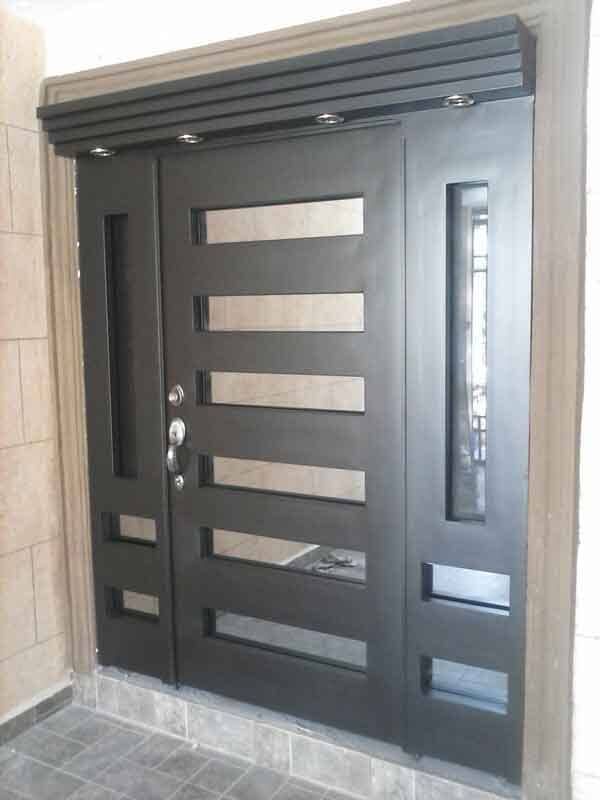 Puerta de entrada moderna de color gris oscuro con paneles de vidrio horizontales y ventanas laterales.