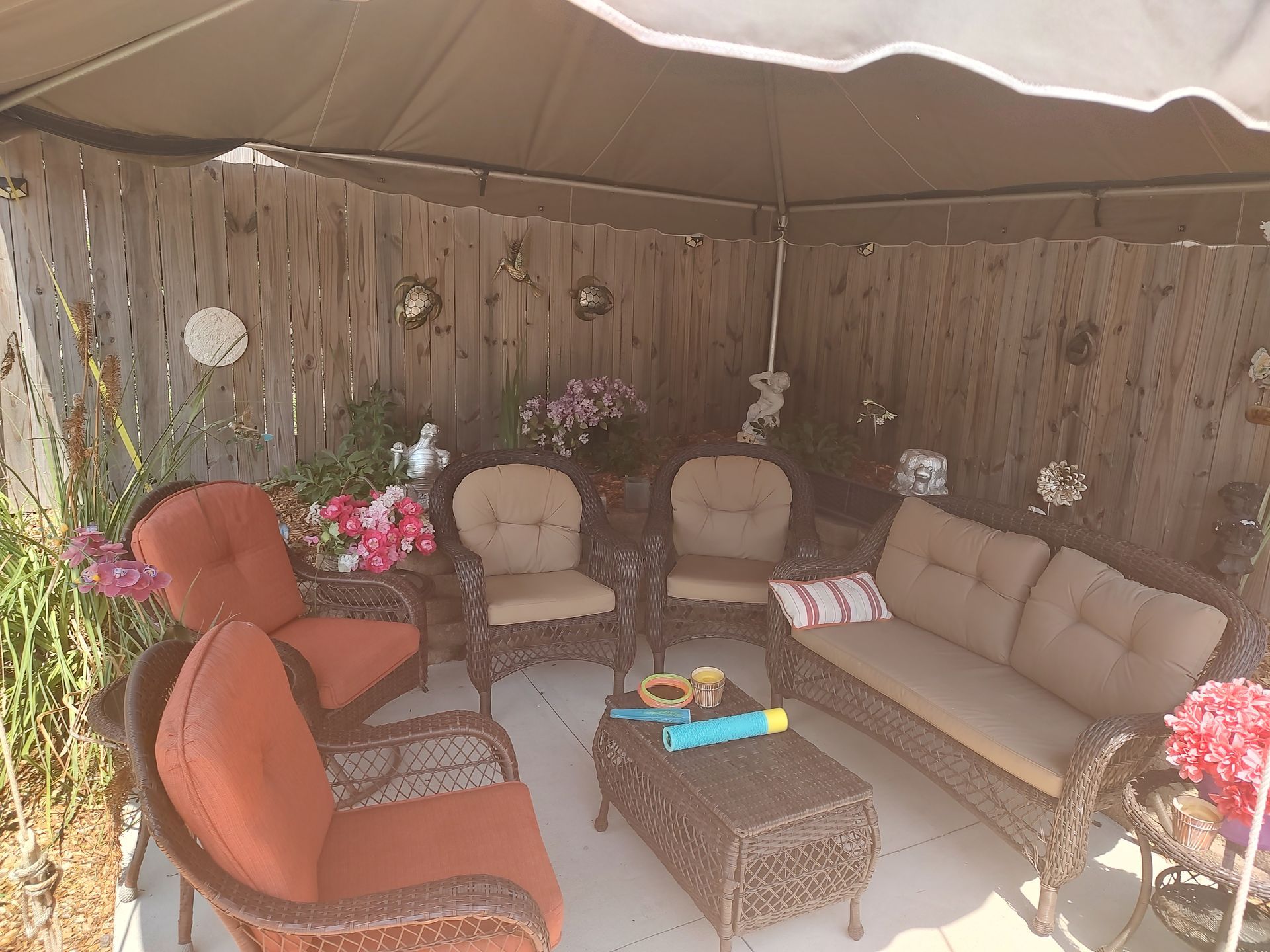 another covered and furnished area for relaxing