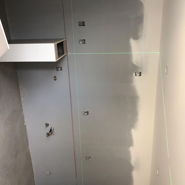 A ceiling with a green line on it