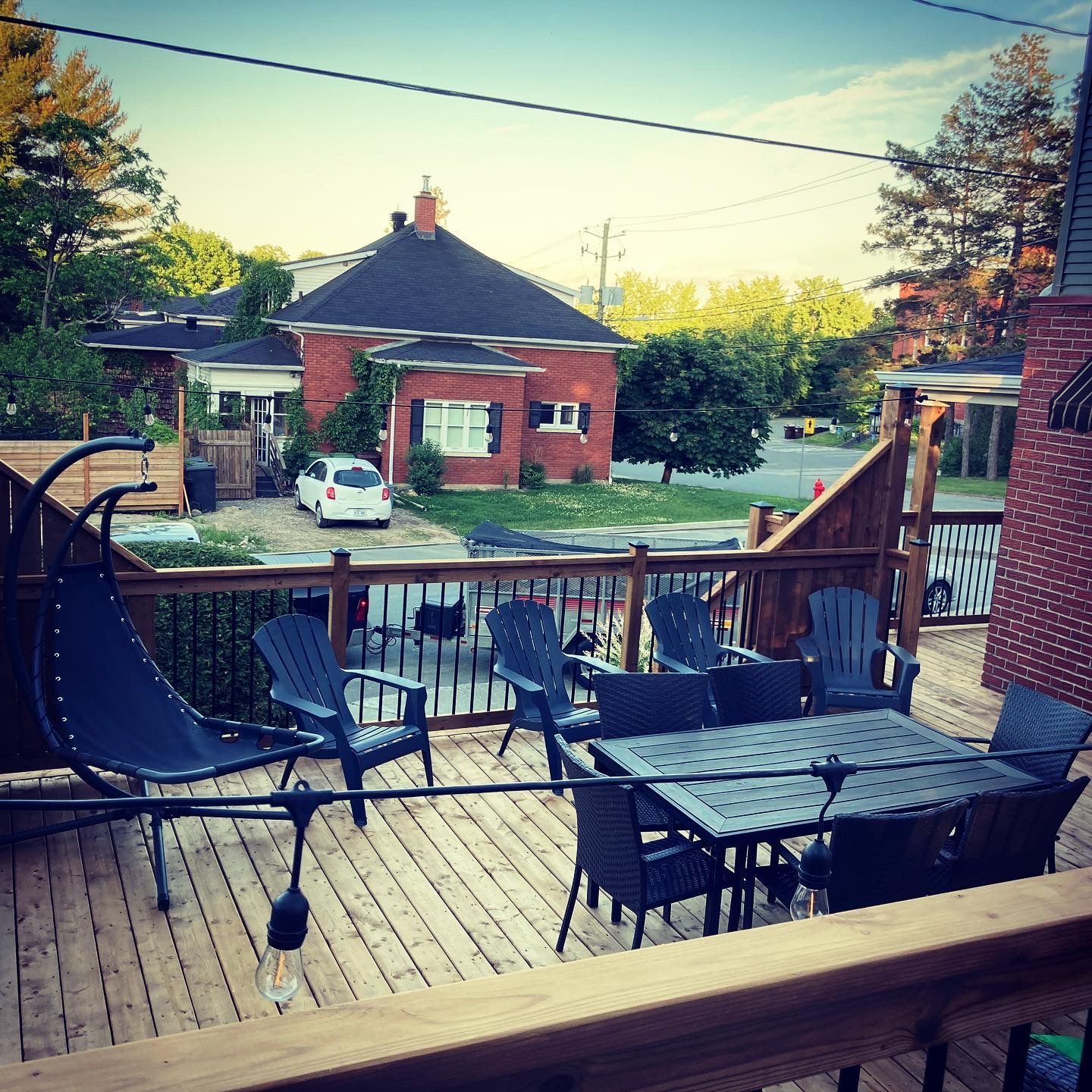 Une terrasse en bois avec une table et des chaises dessus