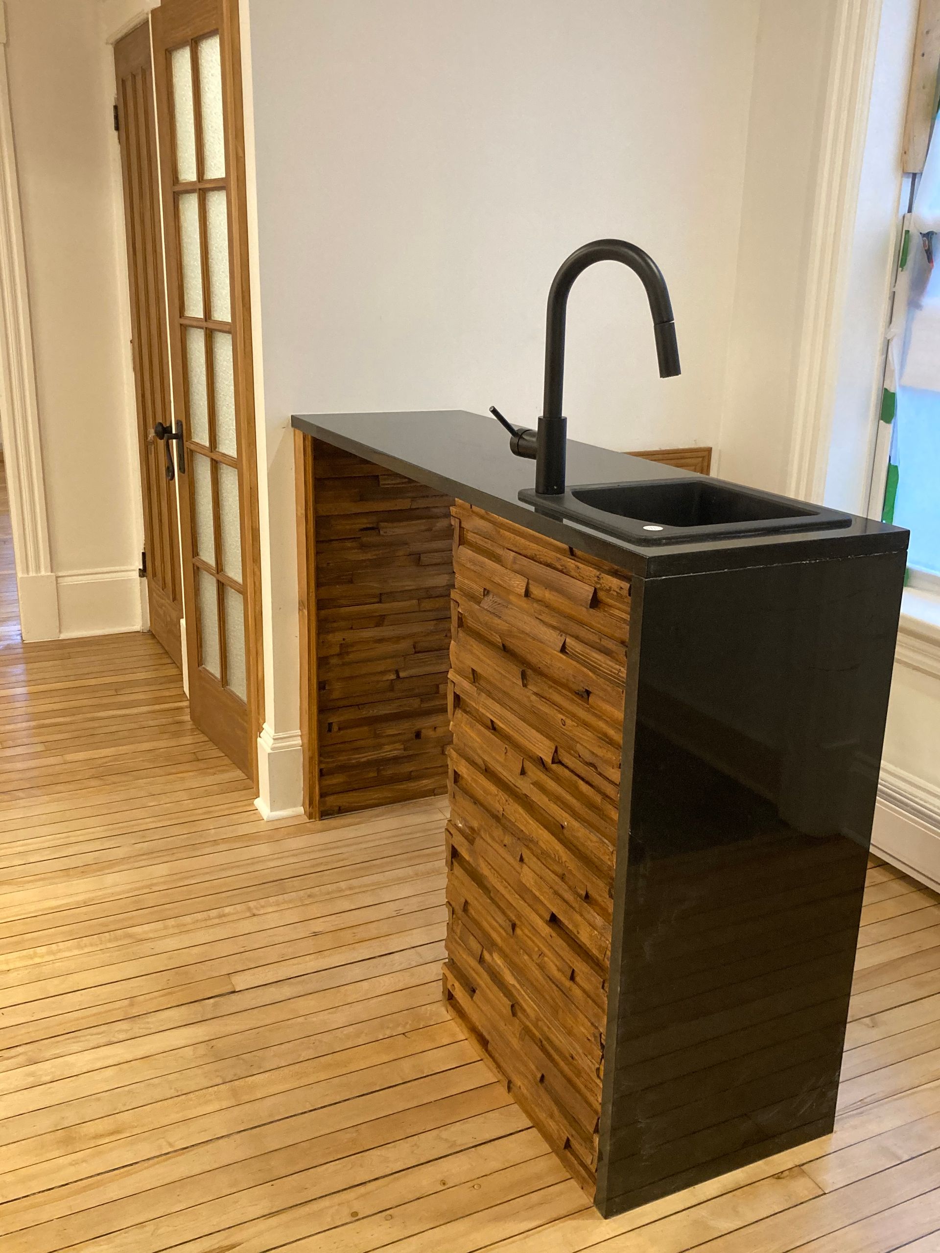 Une cuisine avec un plan de travail en bois et un évier.