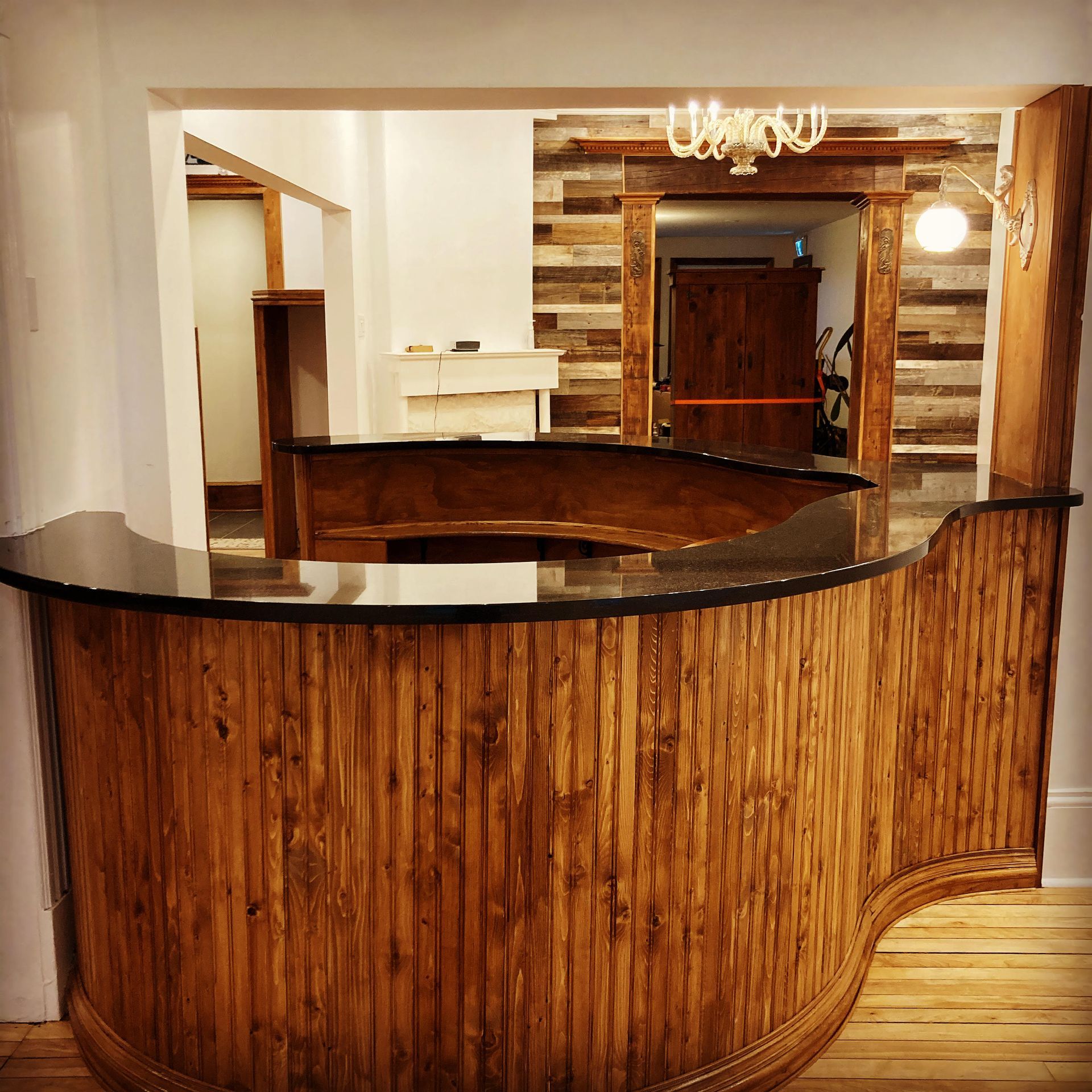 Un comptoir en bois avec un plan de travail noir dans une pièce