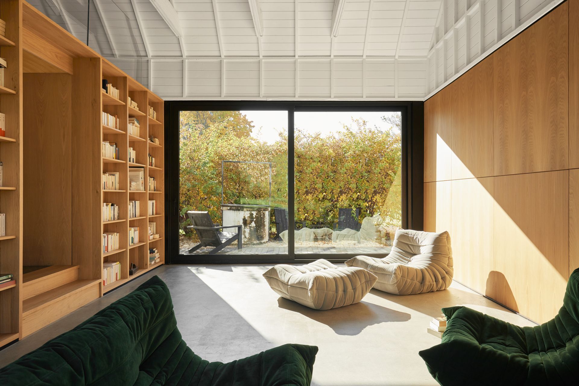 Un salon rempli de meubles et une grande fenêtre.