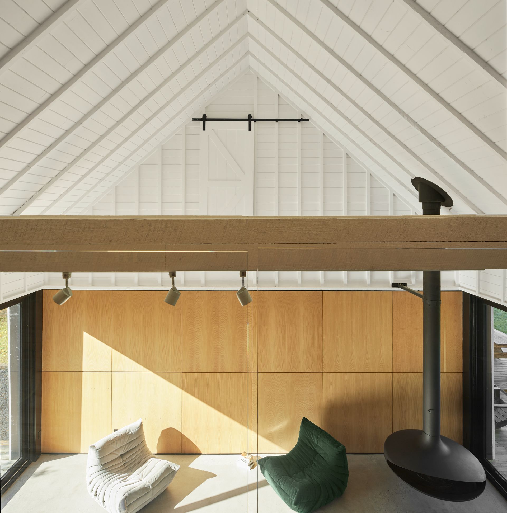 Un salon avec un plafond voûté et une cheminée