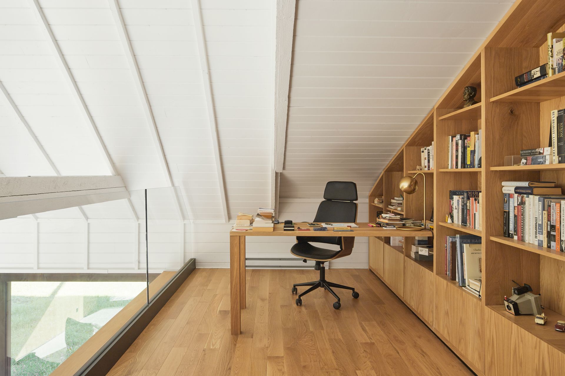 Il y a un bureau et une chaise au milieu de la pièce.