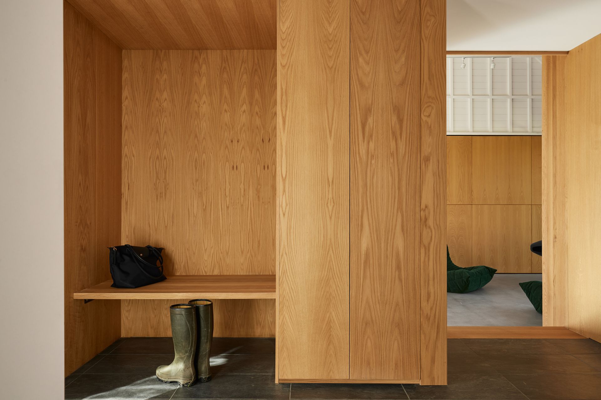 Une paire de bottes est posée sur le sol dans une pièce en bois.