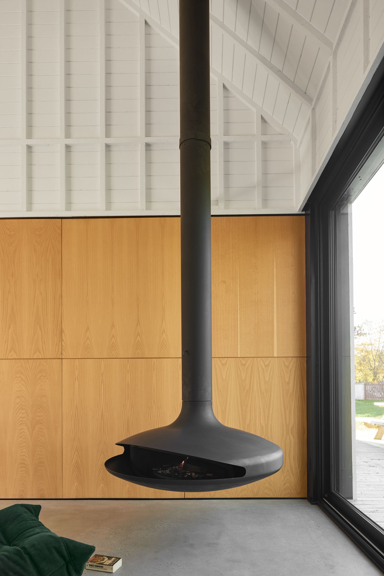 Une cheminée est suspendue au plafond dans un salon.