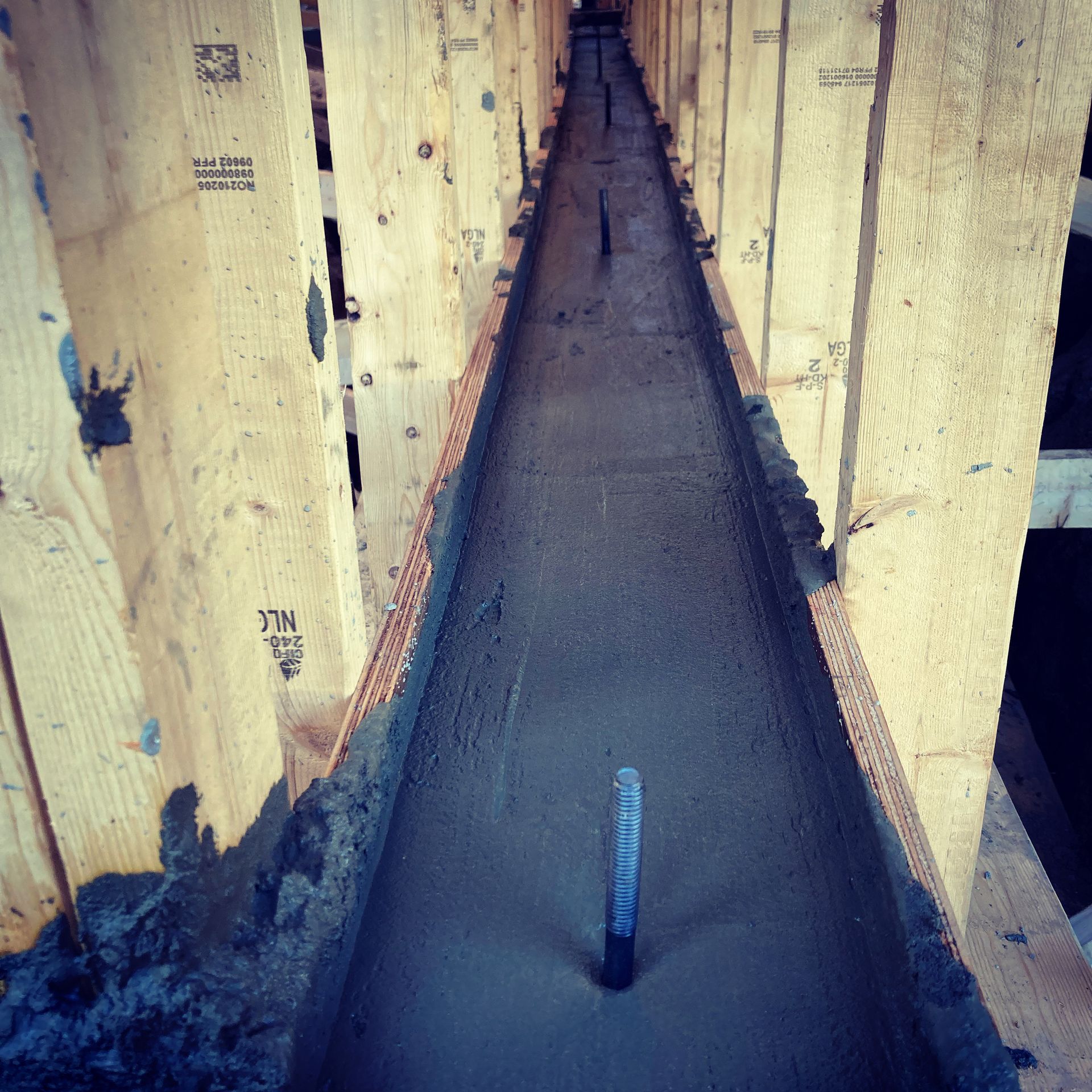 Un drain en béton est en cours de construction dans un bâtiment