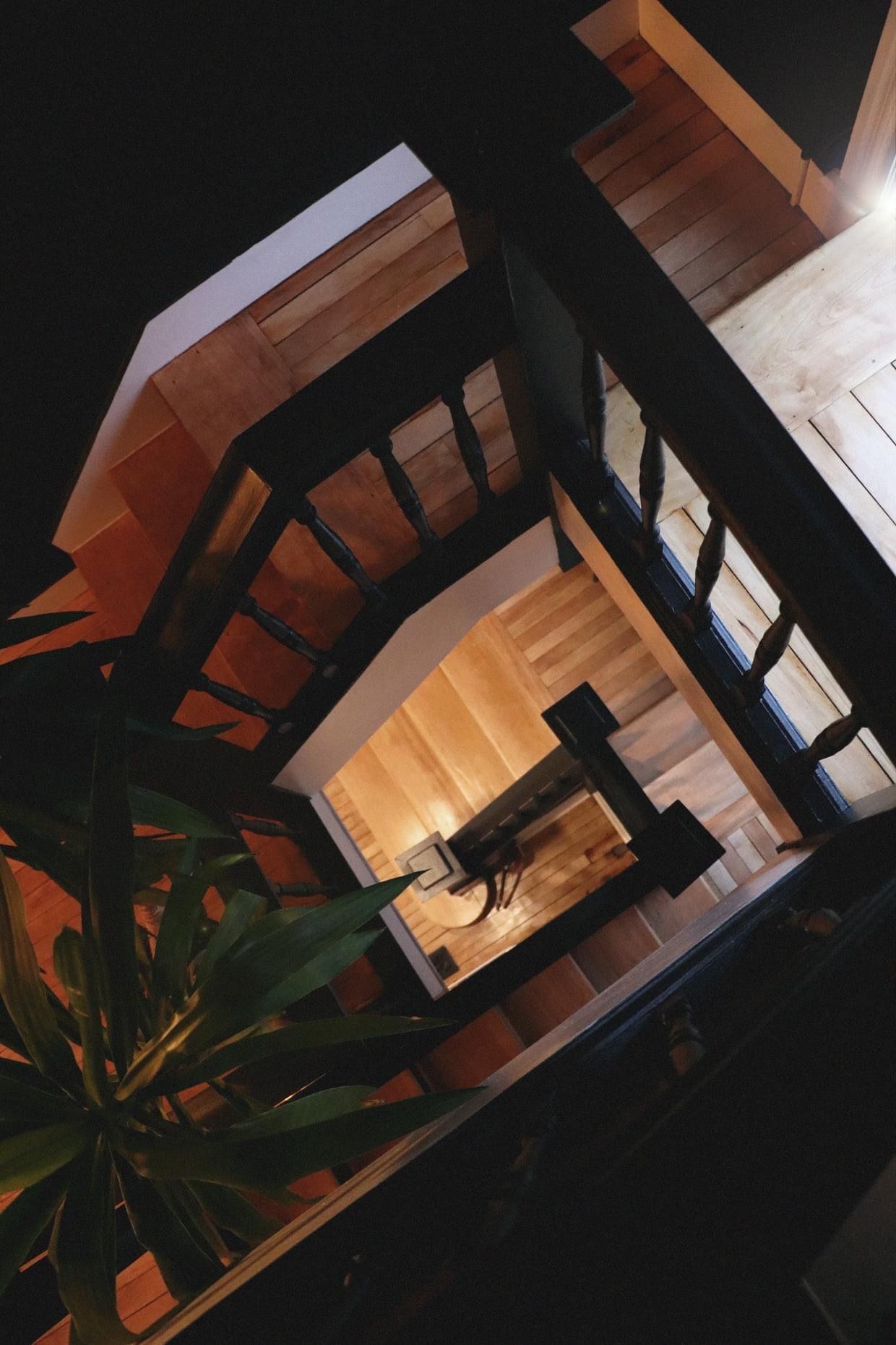 Regardant un escalier en colimaçon dans une maison