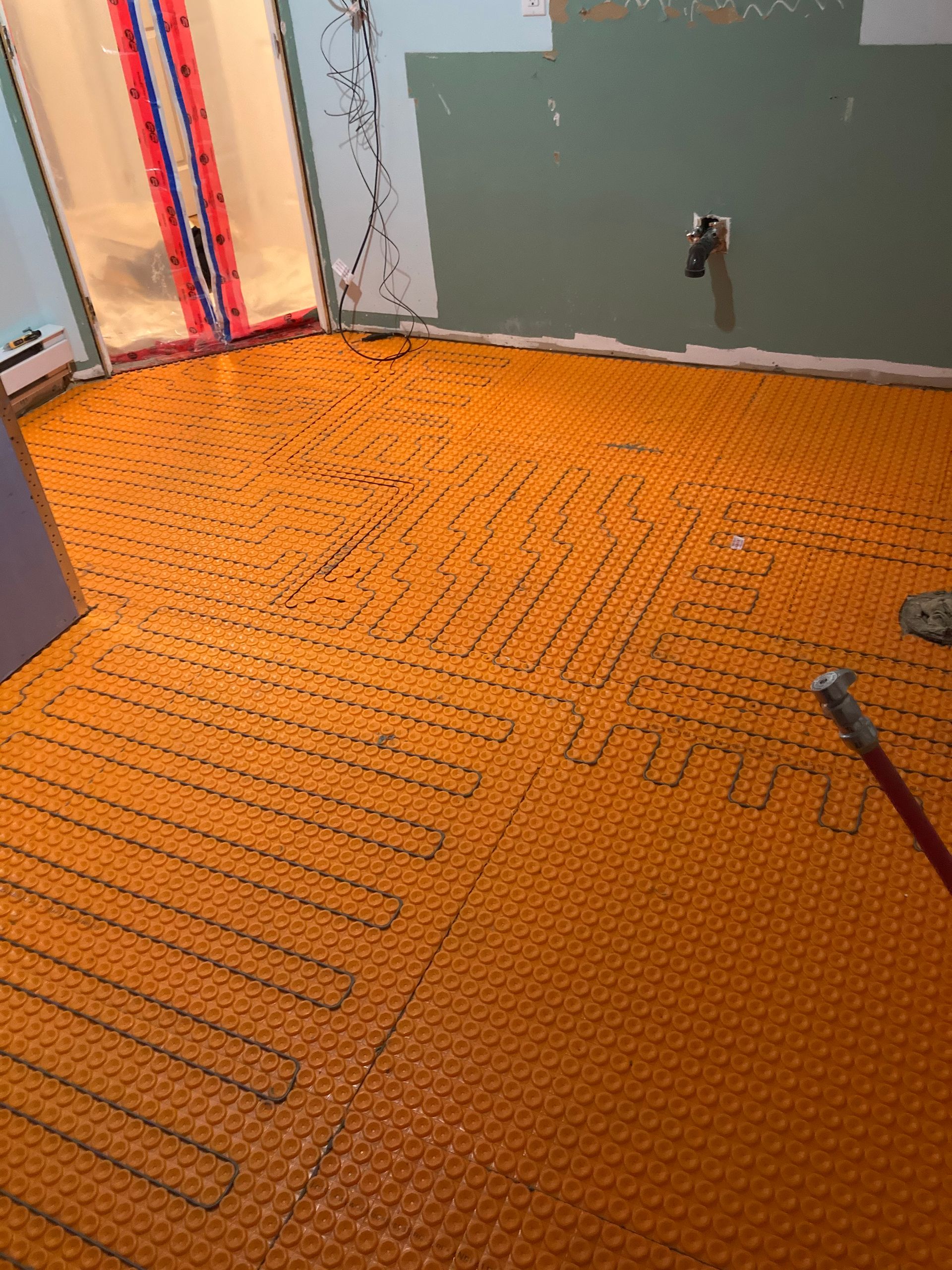 Une pièce avec beaucoup de carreaux orange au sol.