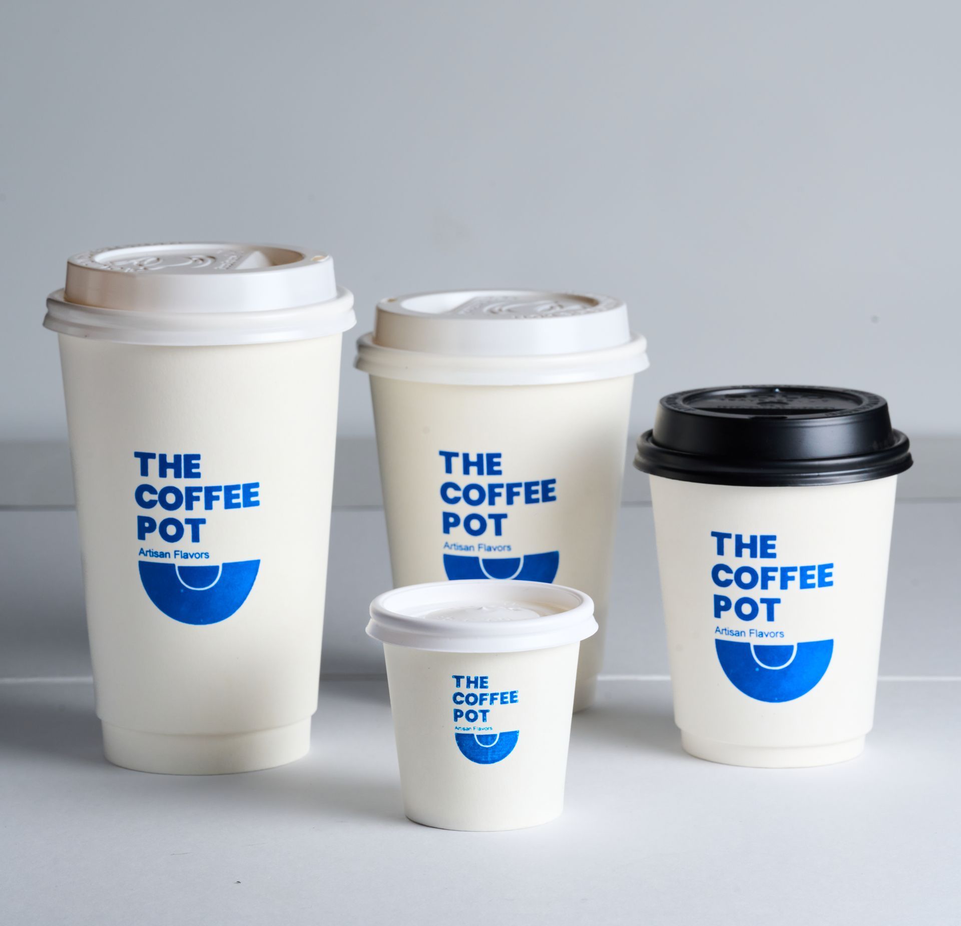 Cuatro tazas de café de la cafetera