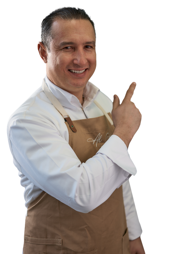 Un hombre vestido con delantal y camisa blanca señala algo.