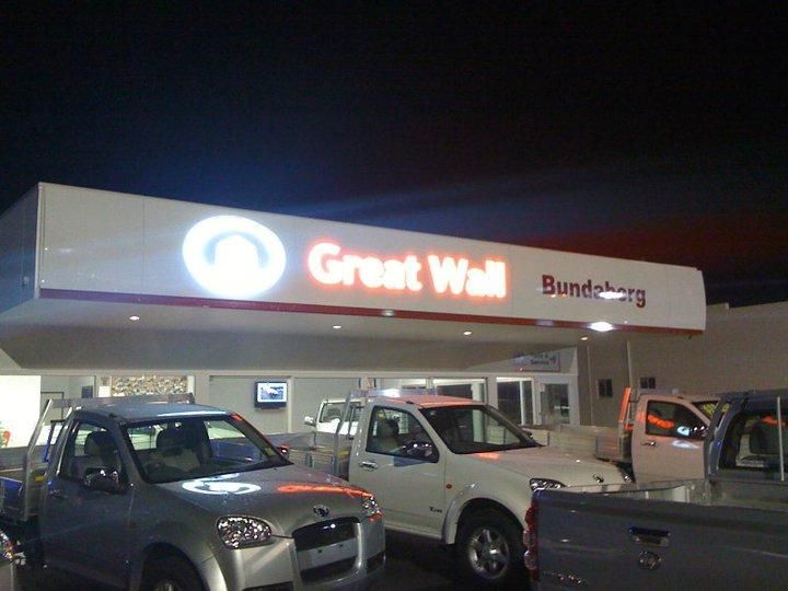Cars Parked in Front of A Building that Says Great Wall — Signmax Bundaberg In Kensington, QLD