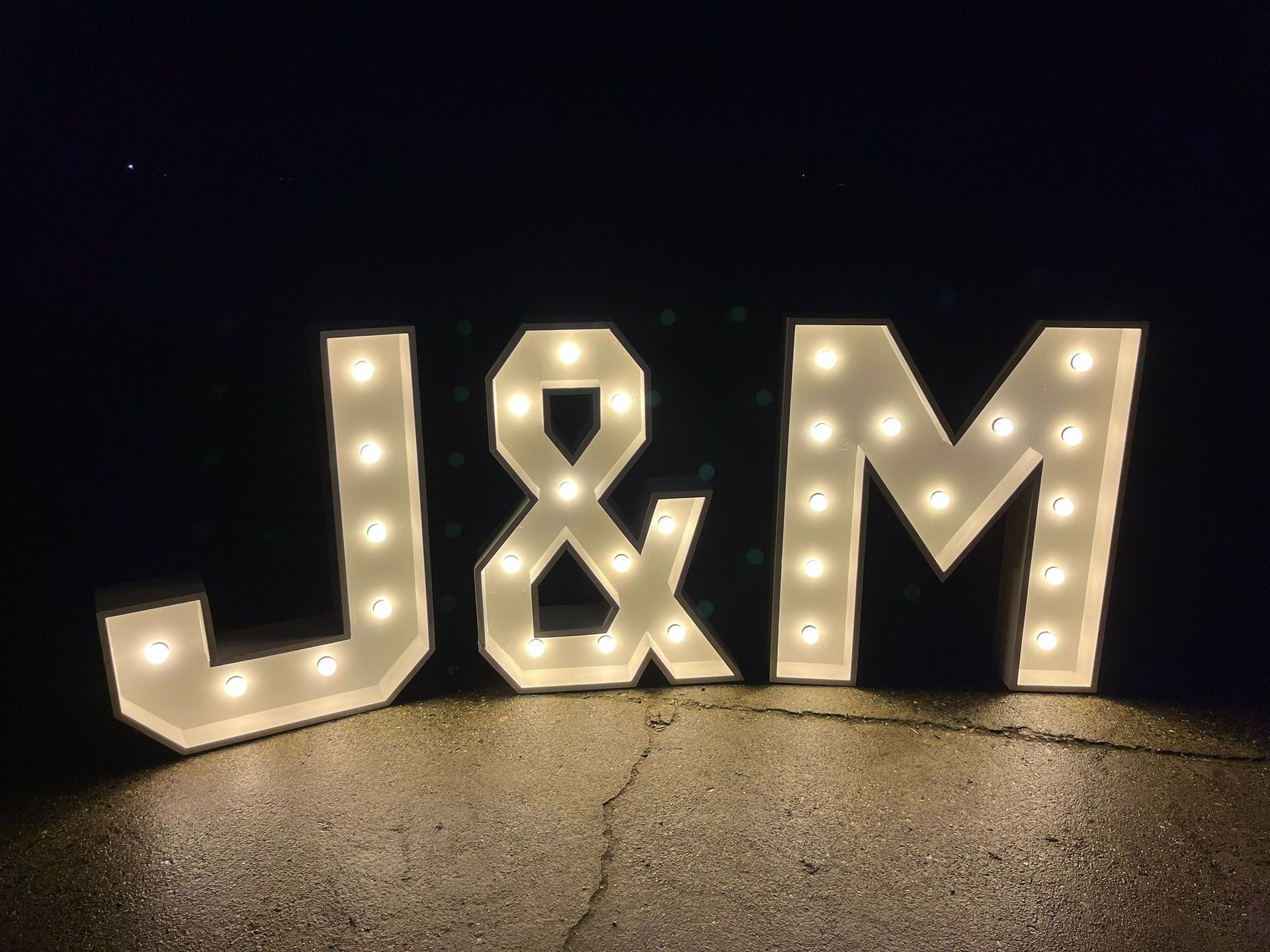 Verlichte letters van een lichtreclame die 