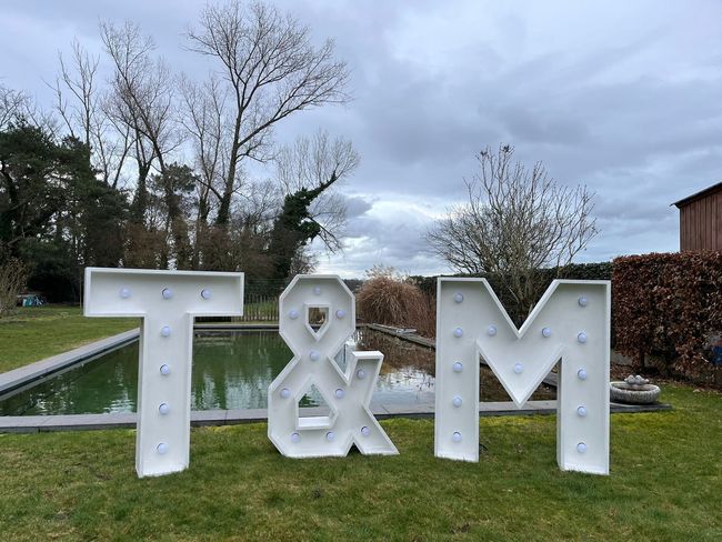 Grote, witte, verlichte letters