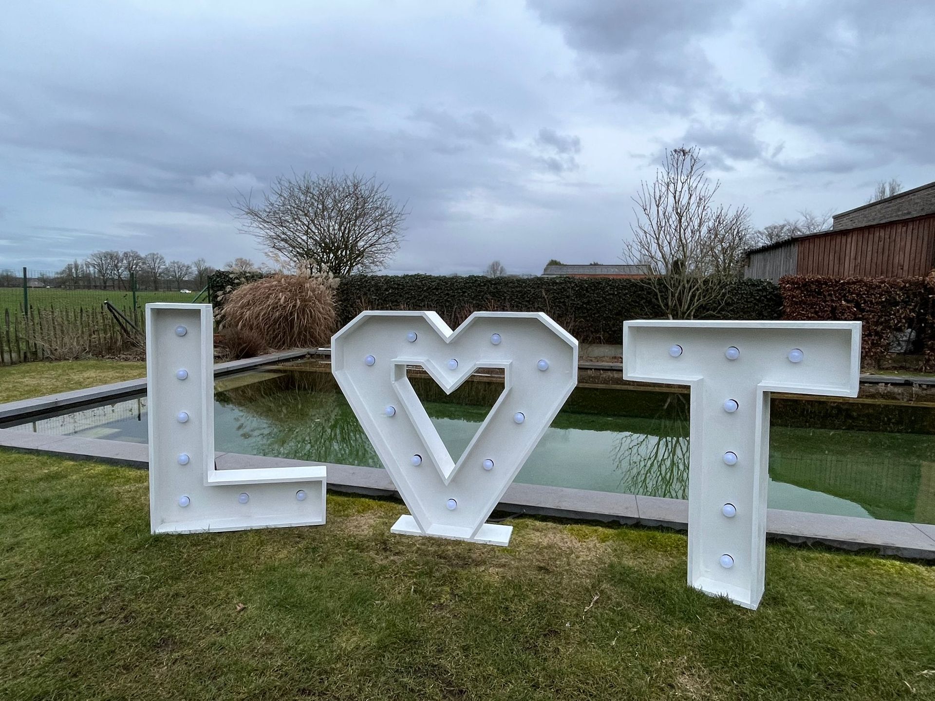 Grote witte letters in de stijl van een lichtreclame, die 
