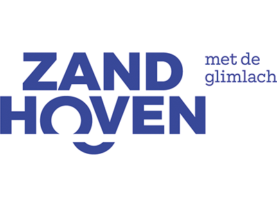 Blauw logo met de gestapelde tekst "ZANDHOVEN" en de slogan "met de glimlach" in een schreeflettertype.