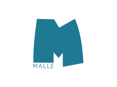 Logo met een gestileerde, turquoise letter "M" met onregelmatige segmenten, met daaronder de tekst "MALLE".
