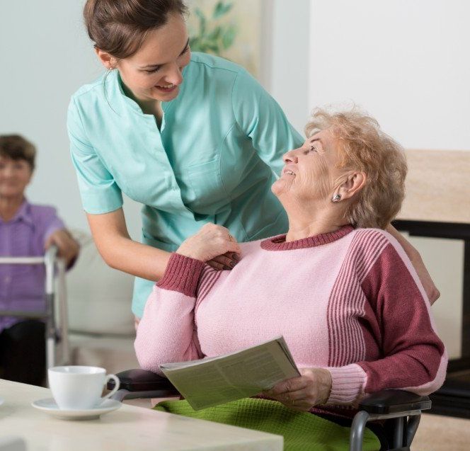 ospite di una casa di riposo con un'operatrice