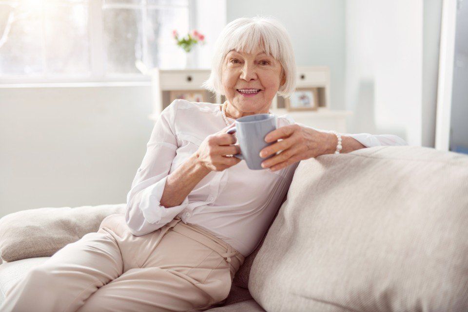 una donna anziana che si rilassa in una casa di riposo
