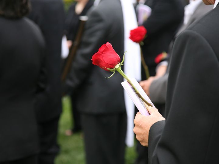 Planning a Burial Service That Honors Tradition