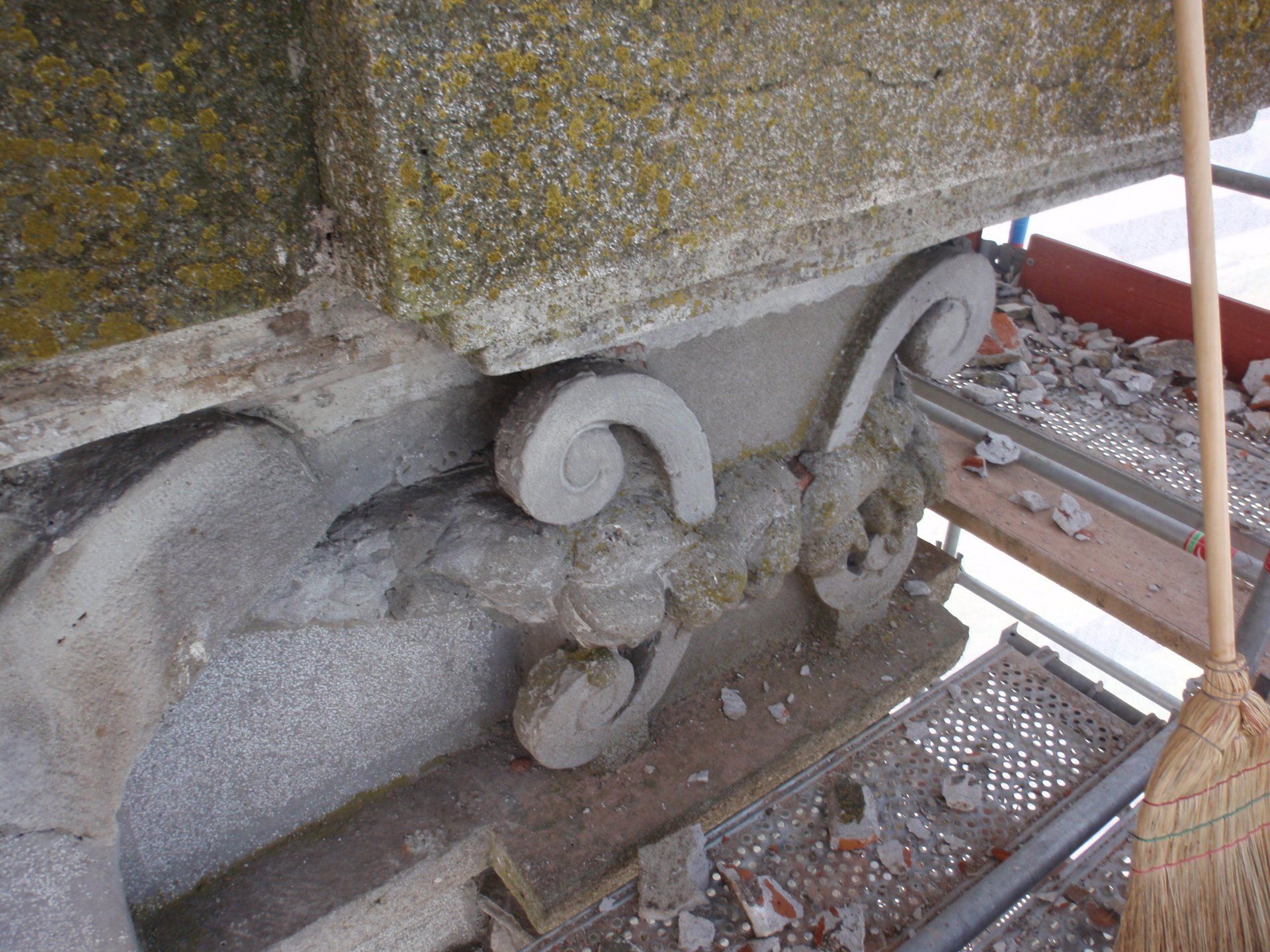 Removal of unsafe elements from the friezes on the dome