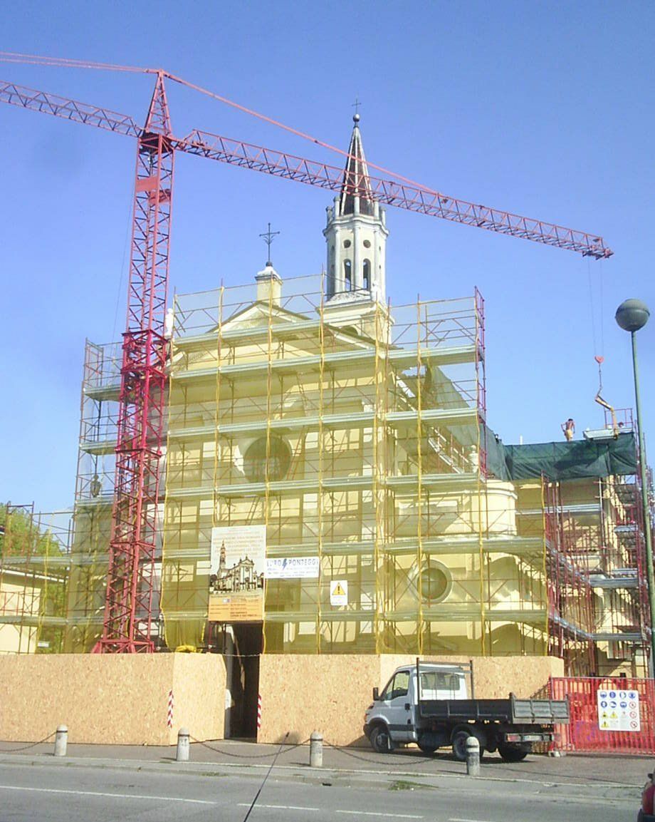 Perimeter scaffolding and crane