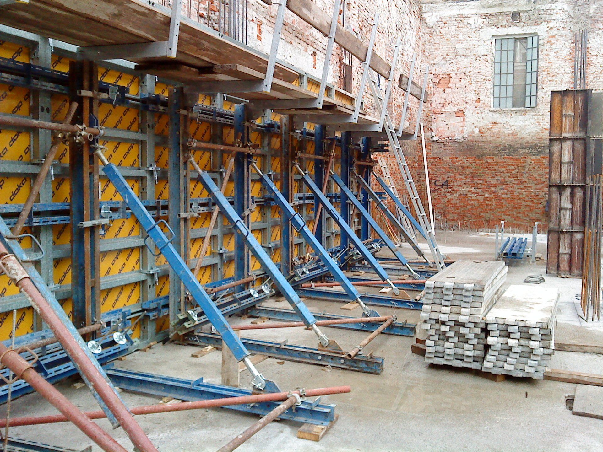 Detail of perimeter wall formwork and pillars