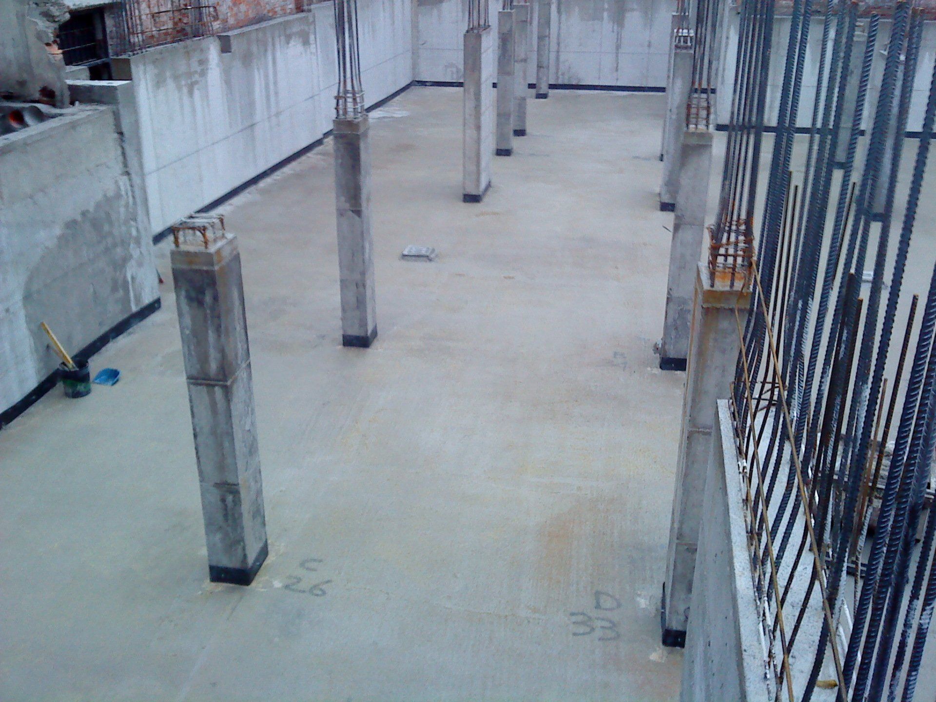 Basement view with walls and pillars in concrete