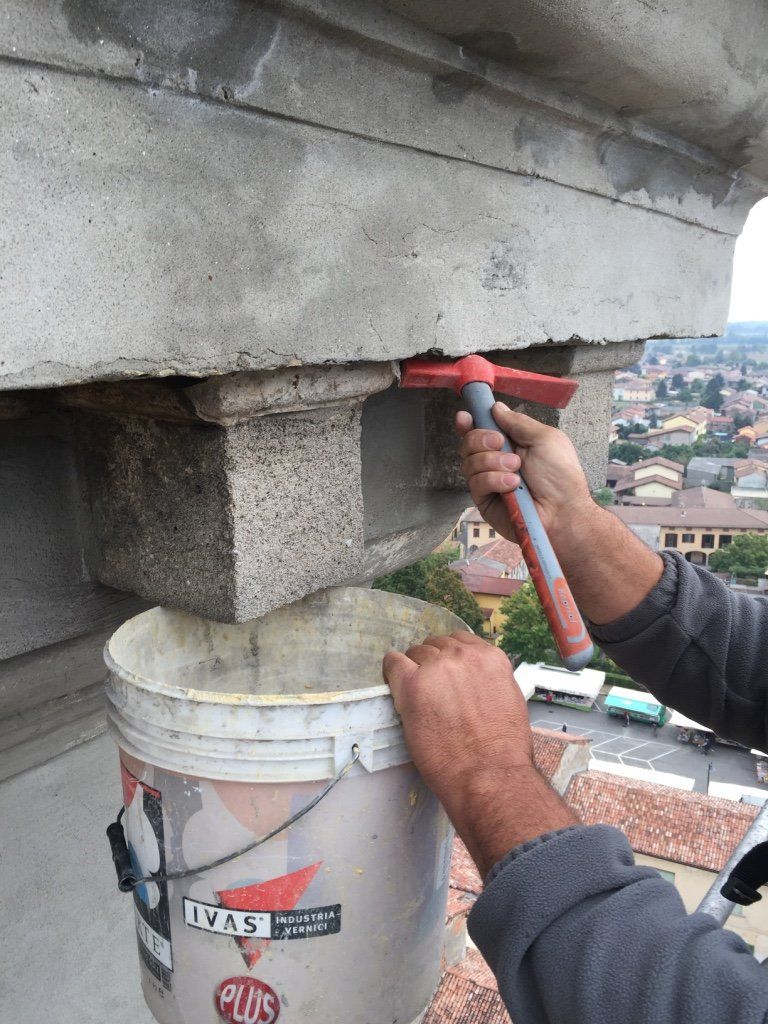 Securing with the removal of a damaged frieze portion